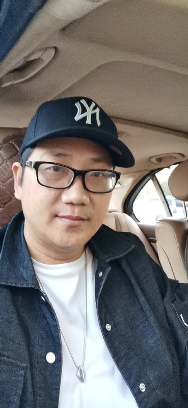 拥抱幸福的第一张照片--武夷山婚介网